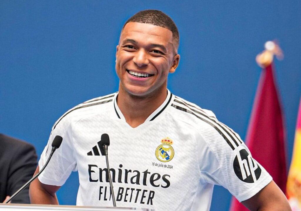 Làm nền cho Vinicius HLV Ancelotti chỉ thẳng vị trí của Mbappe tại