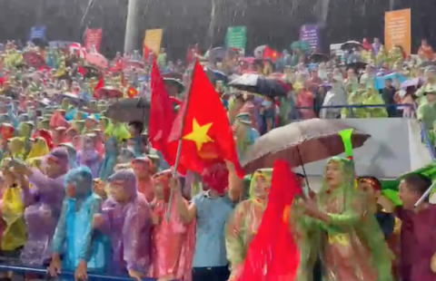 VIDEO: CĐV hò reo cổ vũ U23 Việt Nam dưới cái mưa tầm tã trên sân Việt Trì