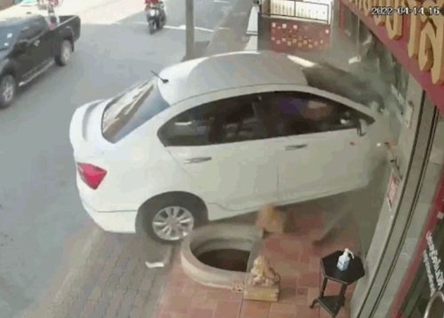 VIDEO: Đạp nhầm chân ga, nữ tài xế đâm nát cửa kính tiệm vàng