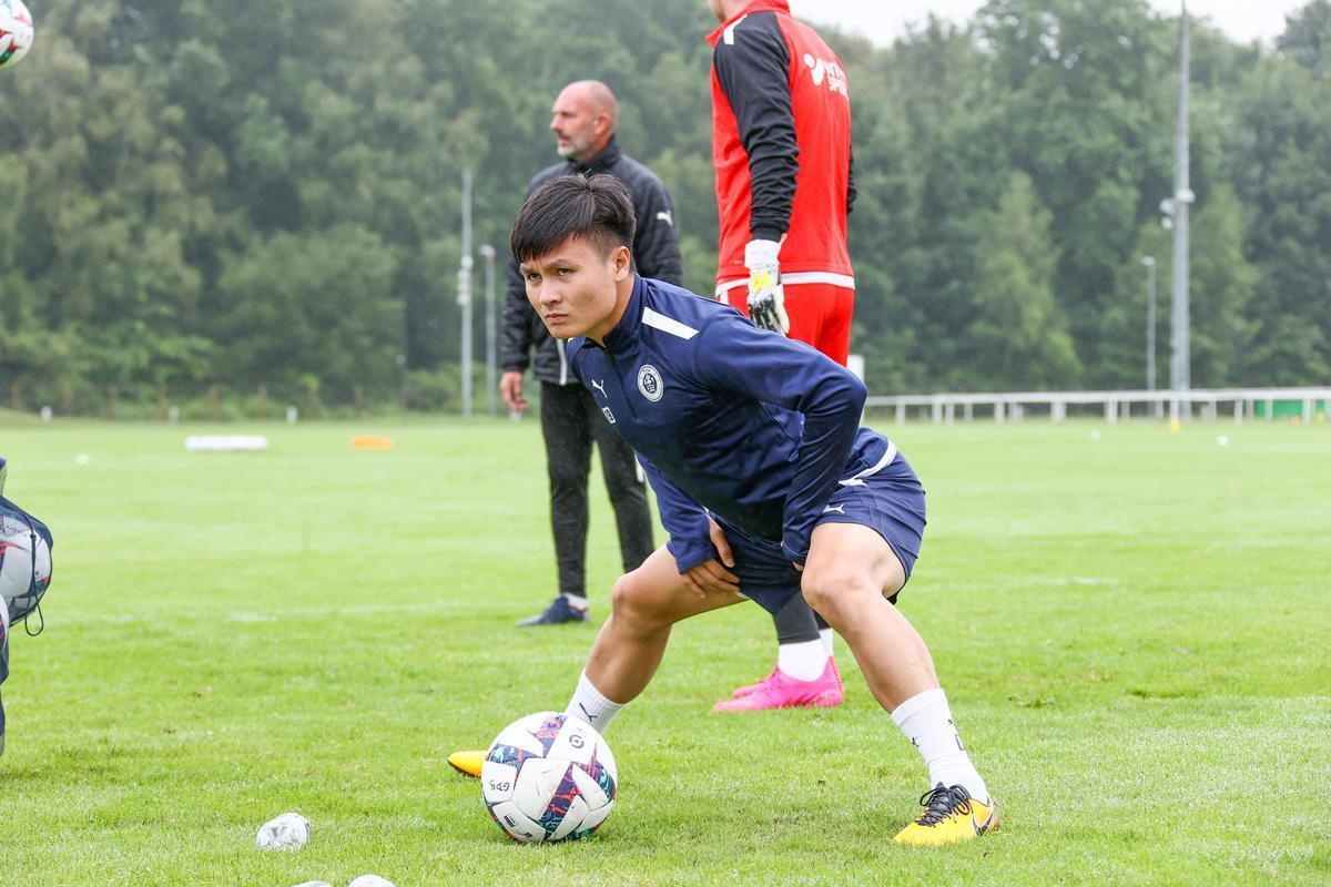 HLV Pau FC báo 'tin buồn' tới Quang Hải sau trận tổng duyệt
