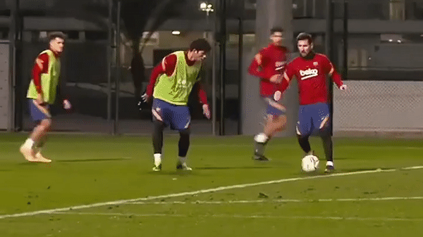 Messi 'nhảy múa' trước 4 cầu thủ Barca, ghi bàn đẳng cấp