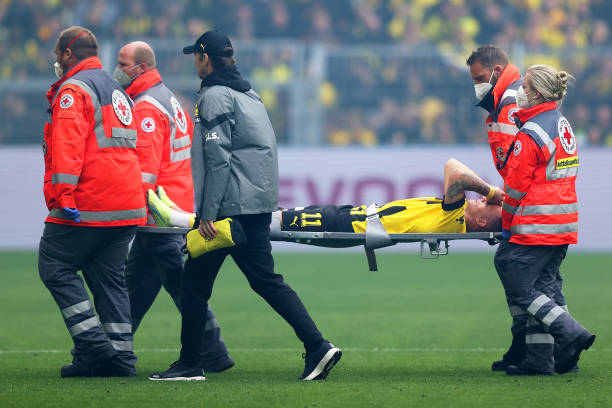Moukoko cùng các đồng đội ăn mừng bàn thắng vào lưới Schalke (Ảnh: Getty)