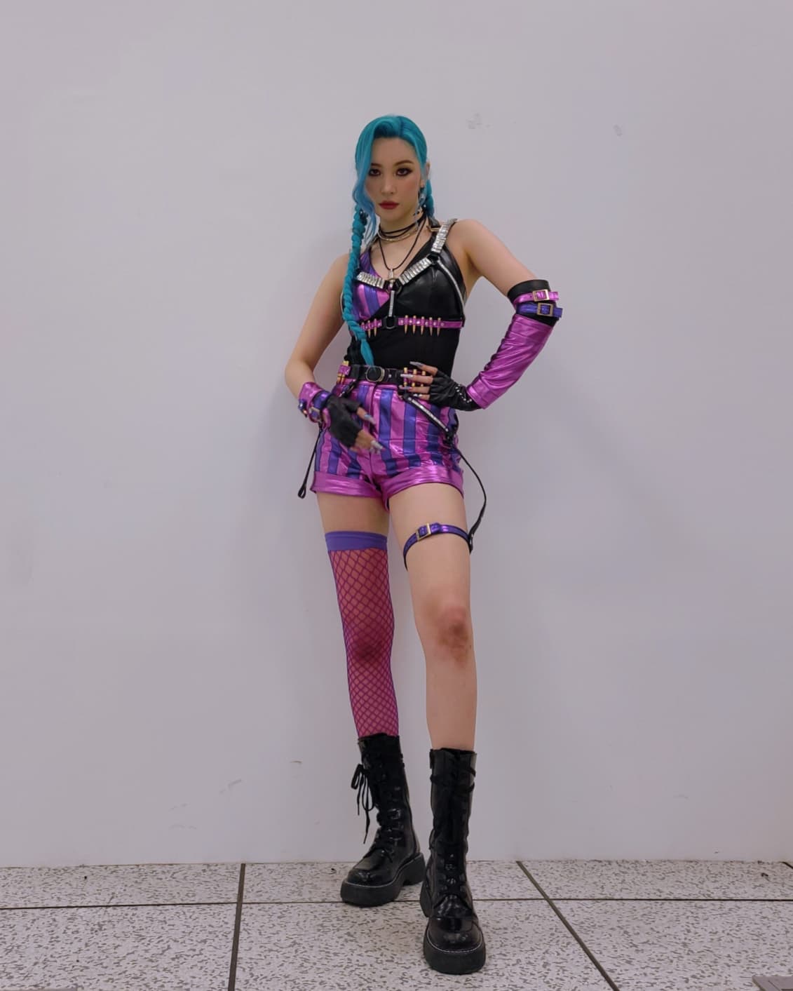 Nữ hoàng gợi cảm SUNMI cosplay Jinx trong show ca nhạc của KBS