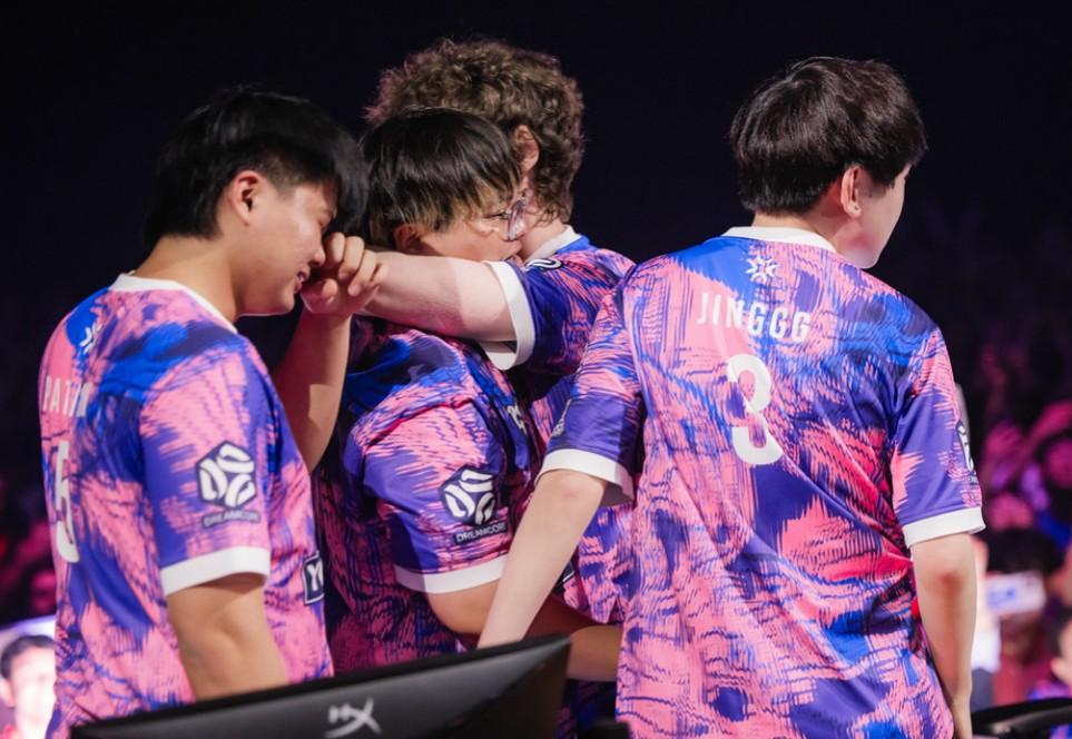 Prx Cbf PRX dễ dàng đứng đầu bảng A tại Esports World Cup 2025
