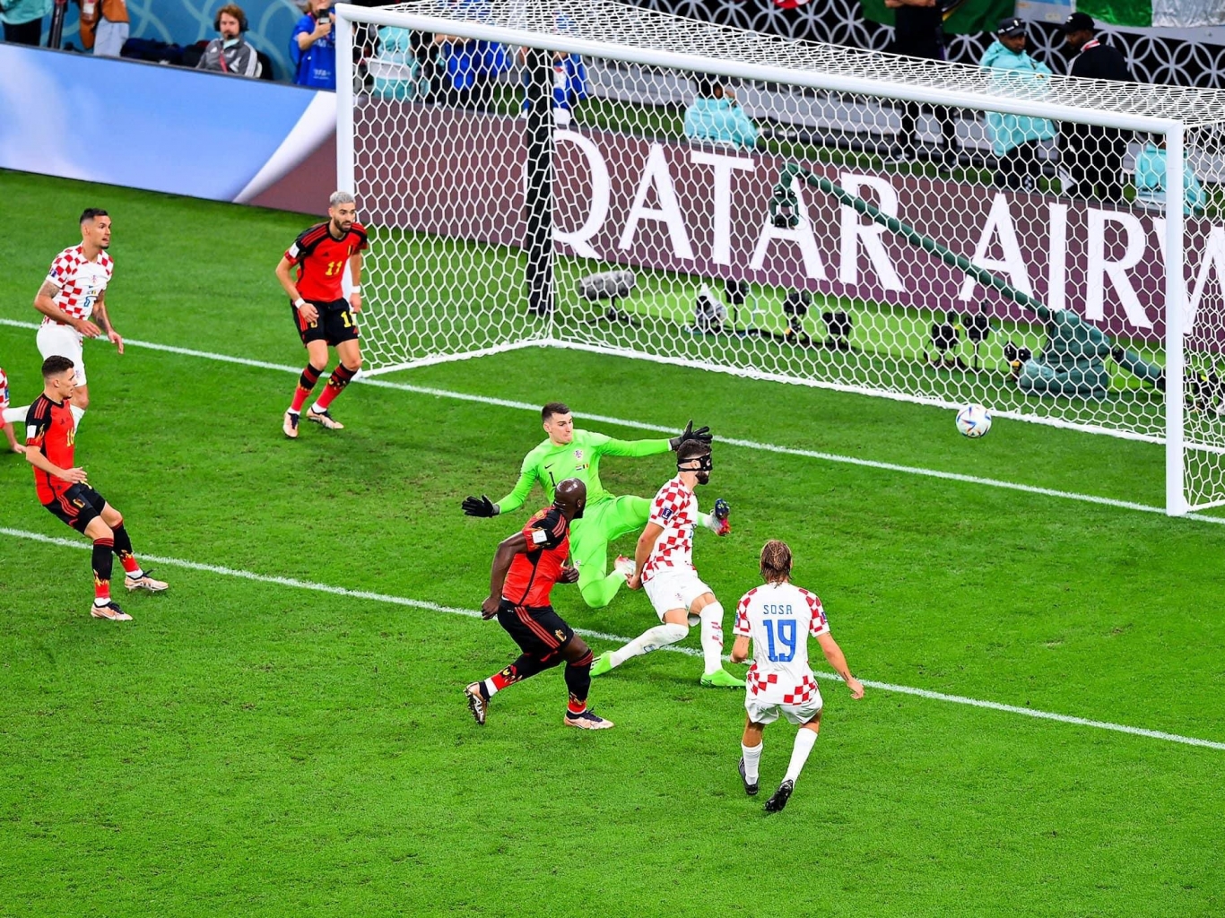 Trước mặt là khung thành trống nhưng Lukaku vẫn sút vào cột dọc đầy khó hiểu