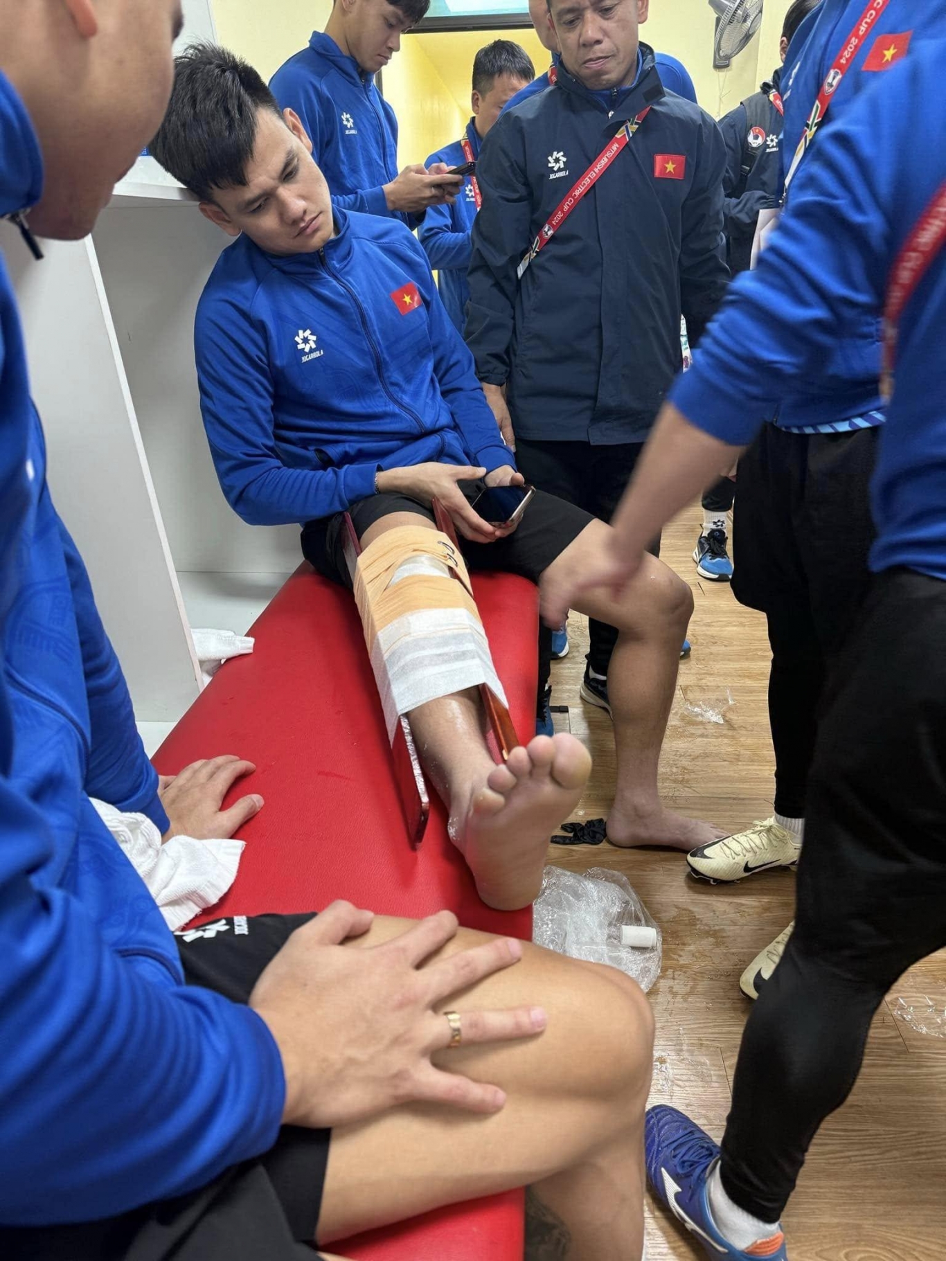 Hồ Tấn Tài thẫn thờ vì chấn thương, vợ xót xa thốt lên 1 điều