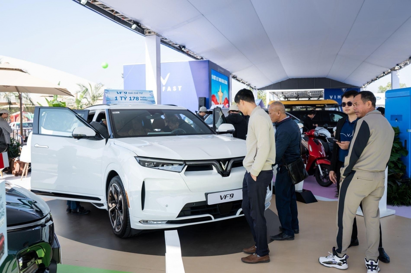 Gian hàng của hãng xe điện VinFast tại Vietnam Mobility Show 2025 có gì?