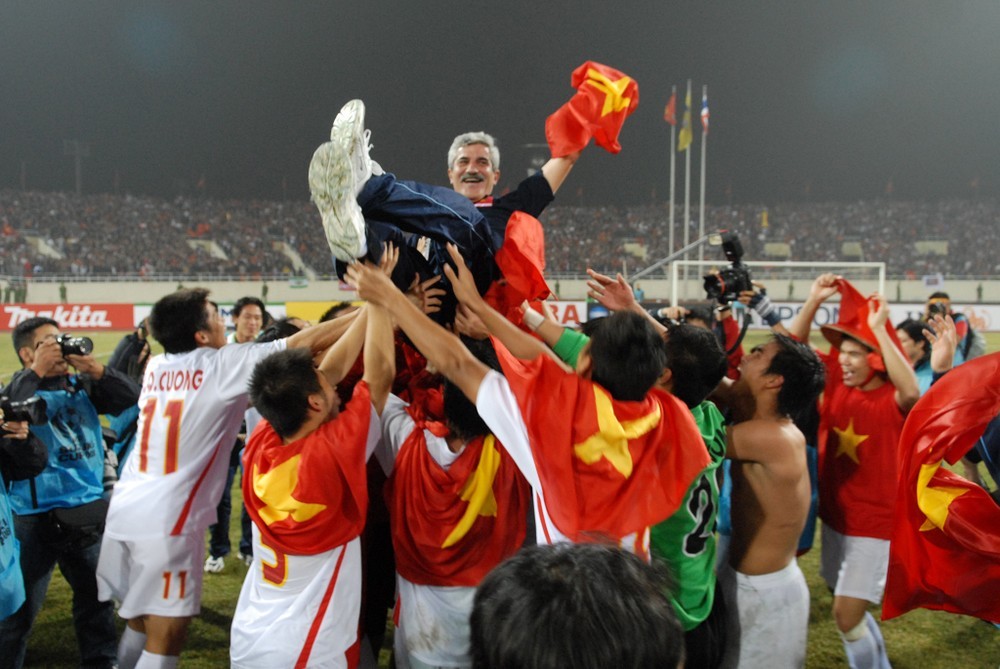 hlv-calisto-dt-viet-nam-dap-dang-nha-vo-dich-aff-cup-2008-hinh-anh-2-1692545559048163847943-1694886129.jpeg