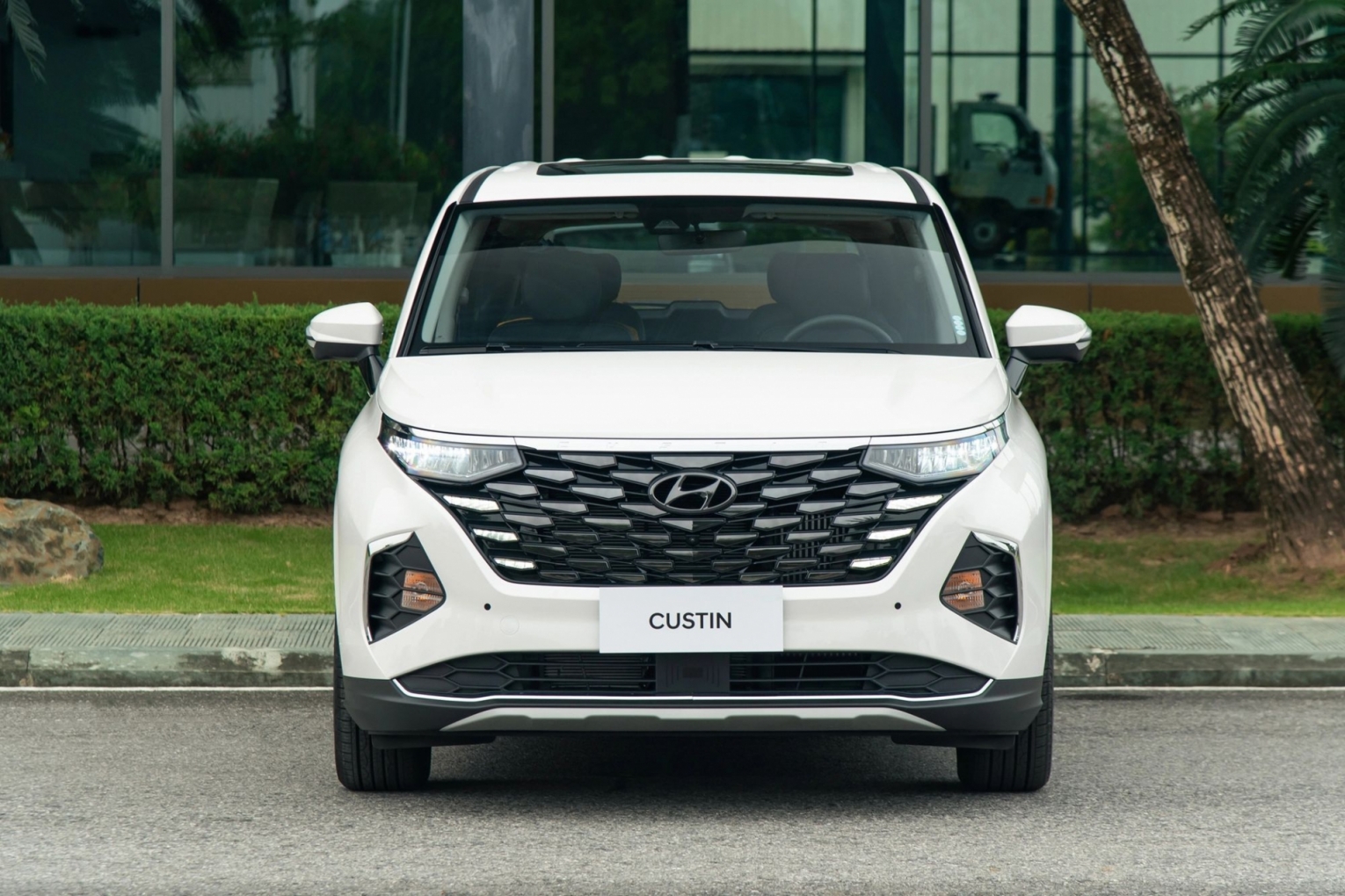 Hyundai Custin hoàn toàn mới ra mắt Việt Nam, giá từ 850 triệu đồng đấu Toyota Innova