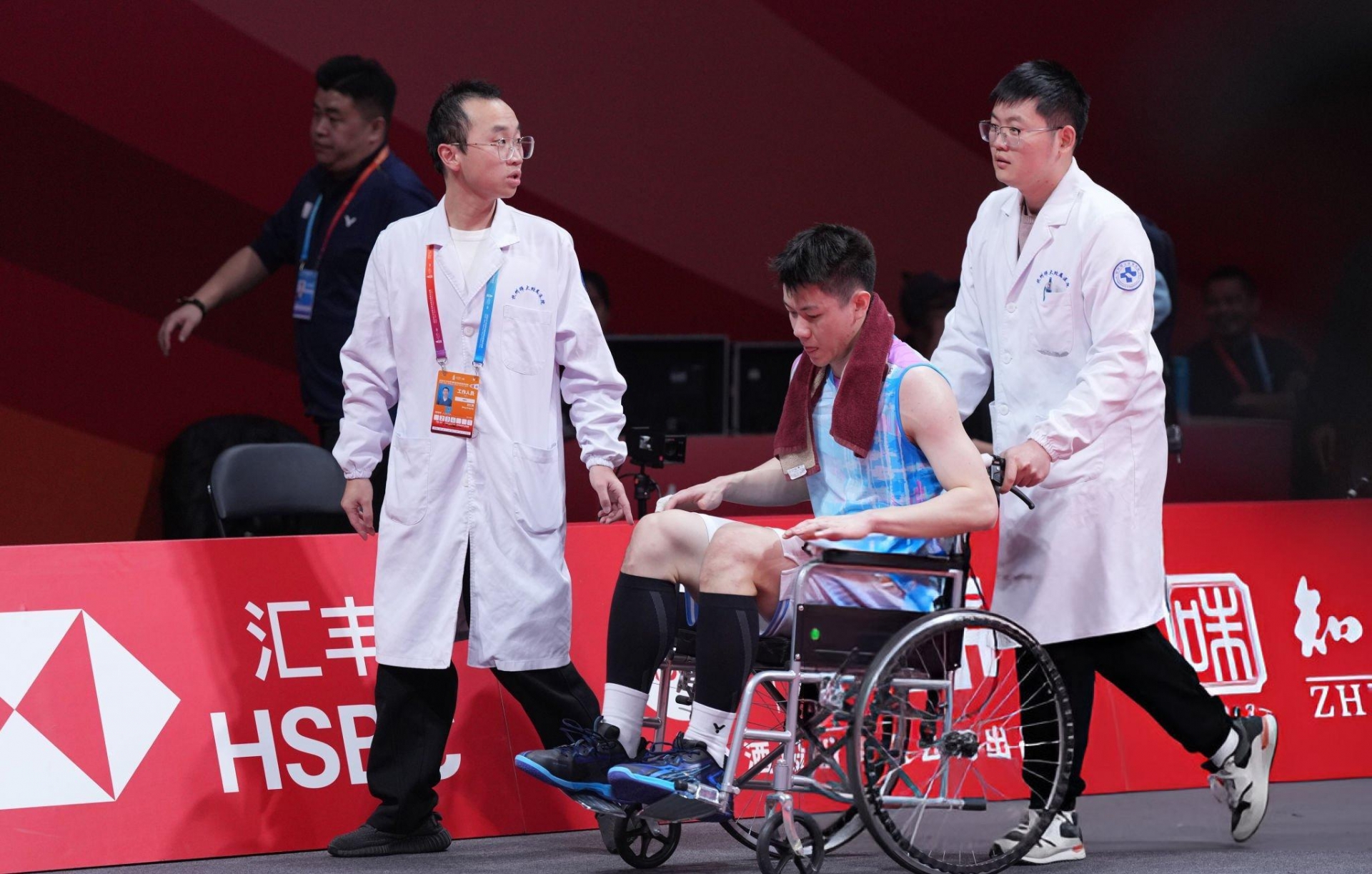 Lee Zii Jia rời sân bằng xe lăn, chia tay BWF World Tour Finals trong ...