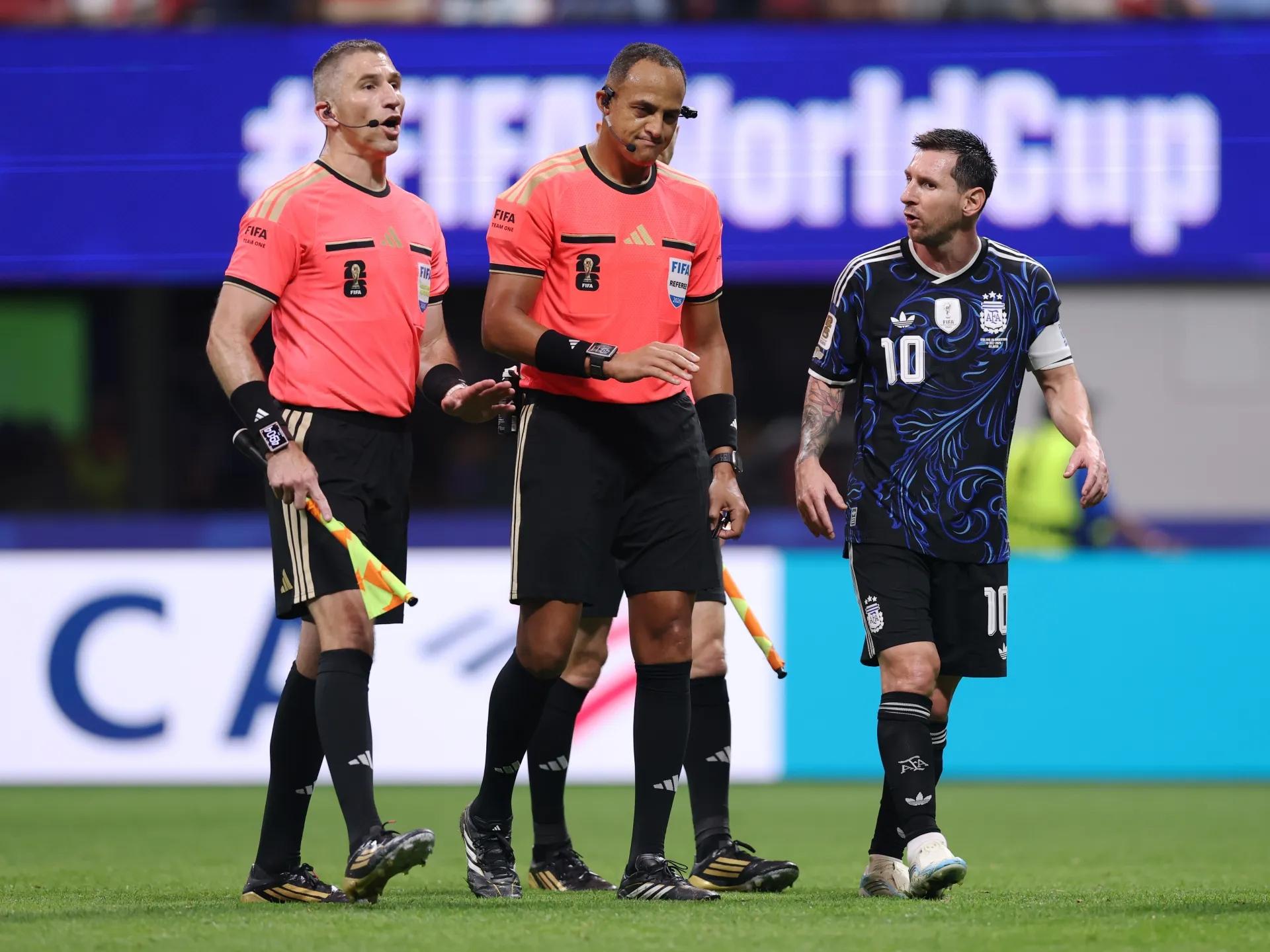 Messi khiến CĐV Anh phẫn nộ khi tác động với trọng tài ở bán kết World Cup 868314
