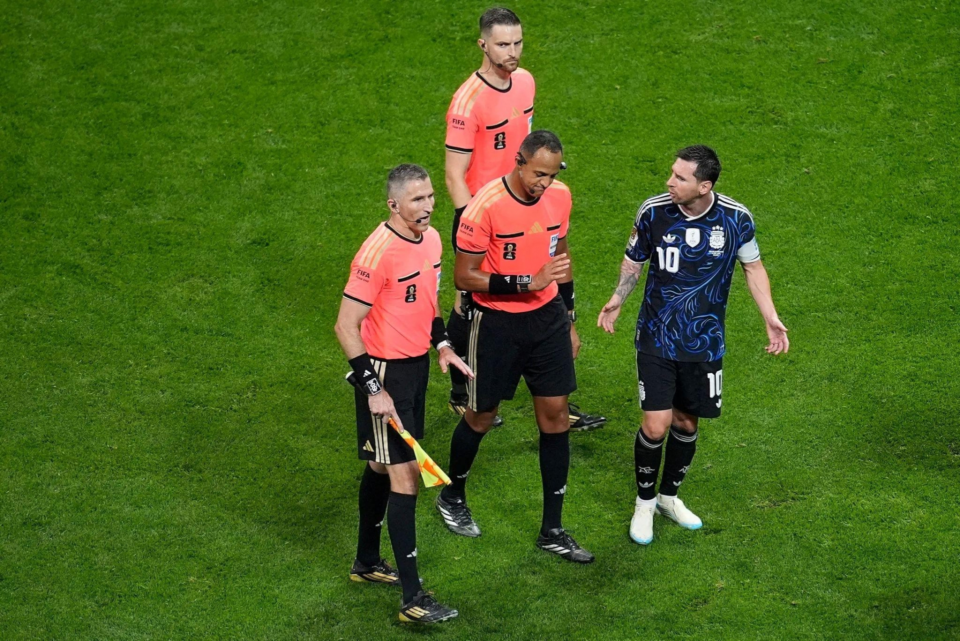 Messi khiến CĐV Anh phẫn nộ khi tác động với trọng tài ở bán kết World Cup 868313