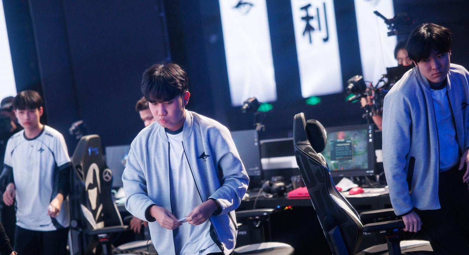 Một tuyển thủ nhận 'mưa gạch đá' sau khi TSW bị loại đầy đau đớn khỏi ...