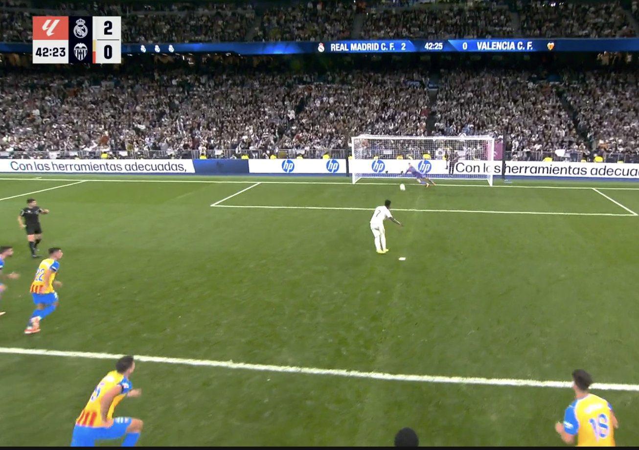 Pha đá 11m dở tệ của Vincius trong trận gặp Valencia - Ảnh: @_BeFootball