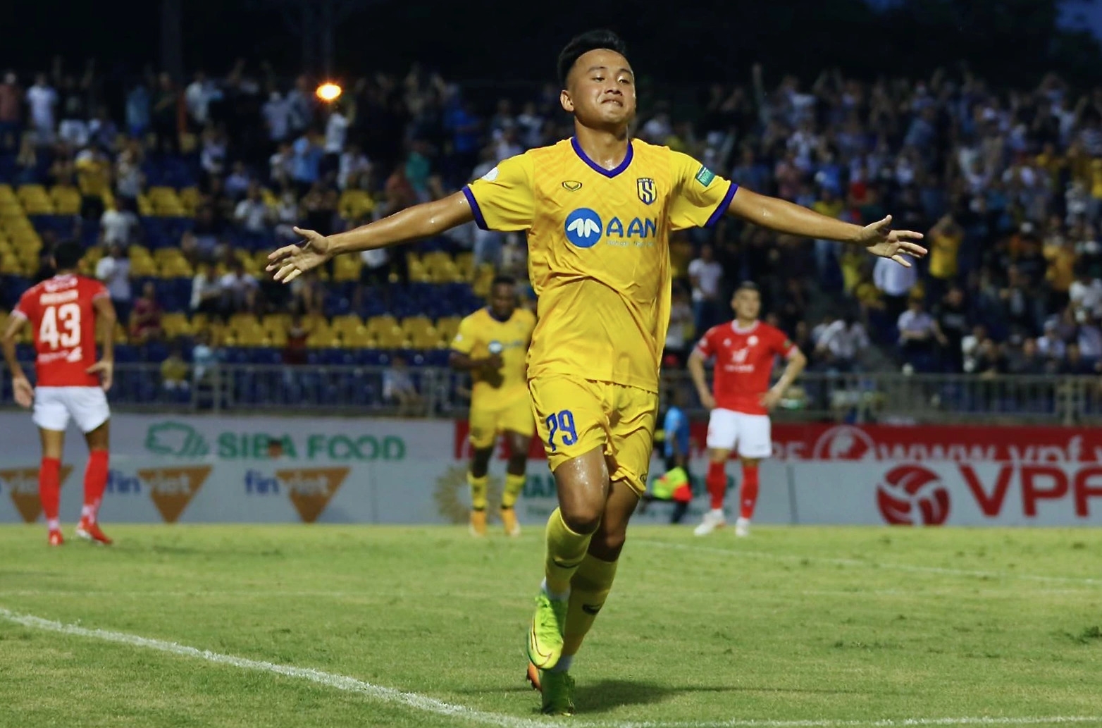 Tin bóng đá 9/7 U19 Việt Nam sáng cửa vào bán kết; MU cho Ronaldo nghỉ