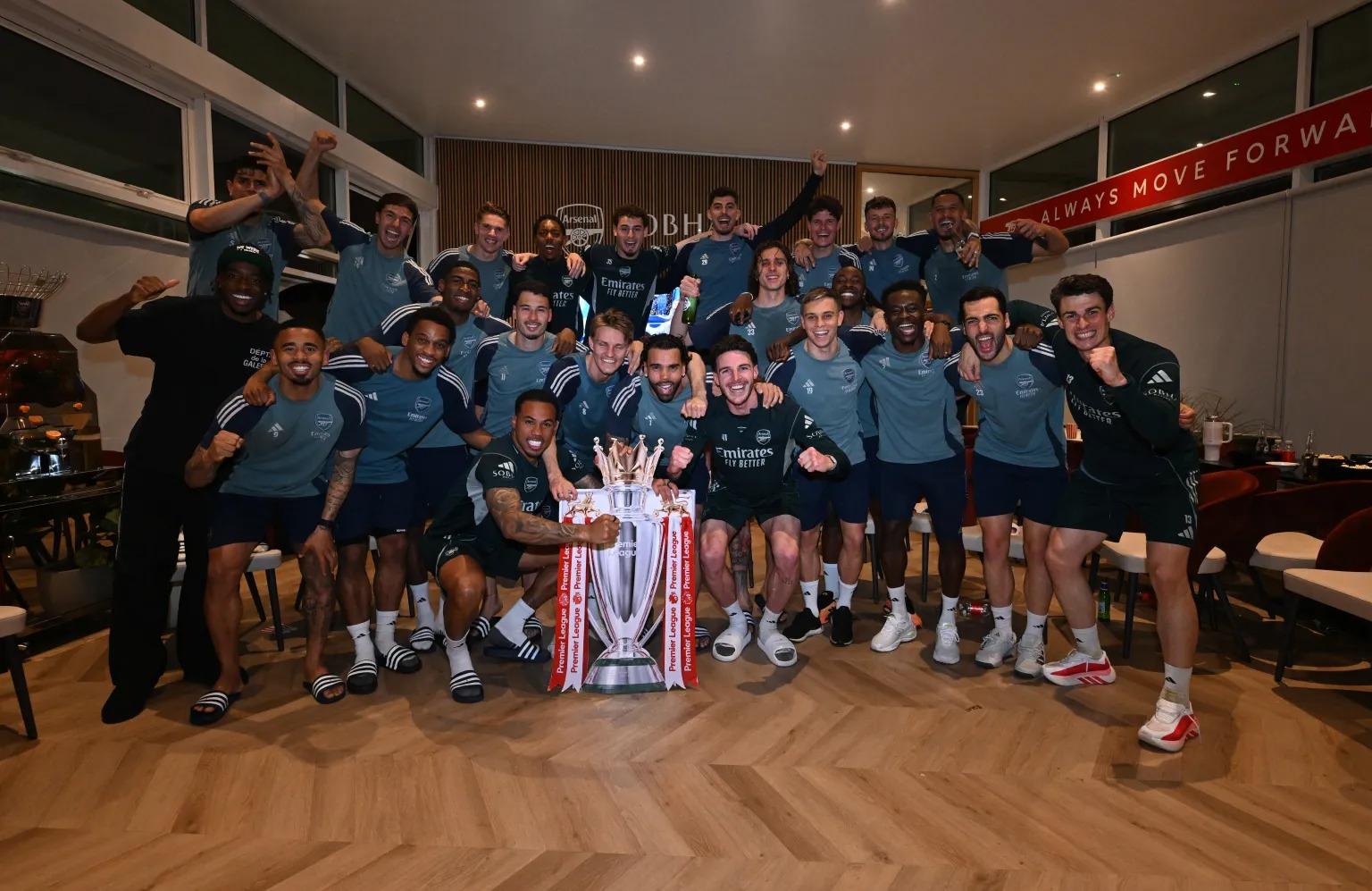 arsenal-players-celebrate-winning-premier-1082246033_0ba655