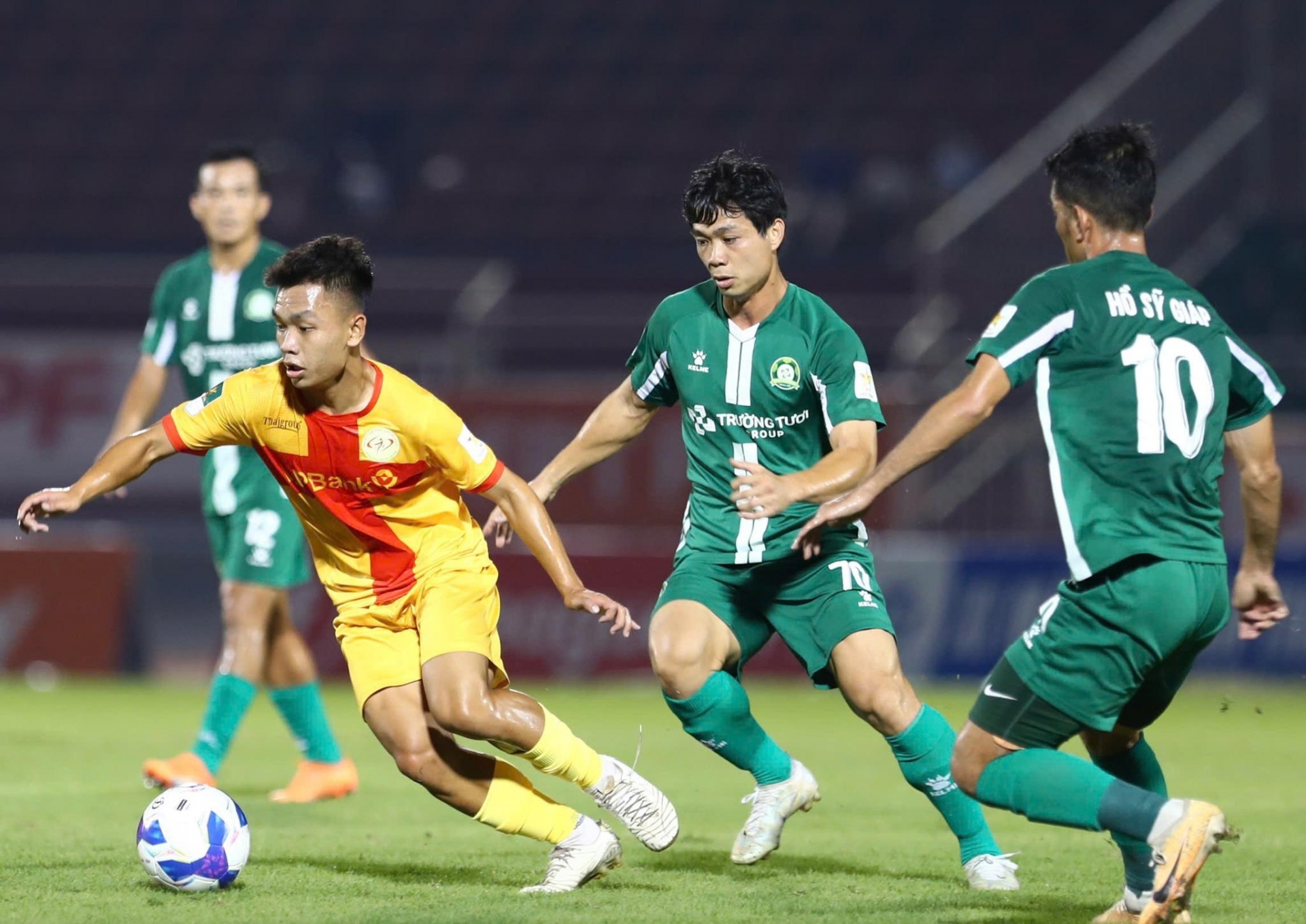 2 cầu thủ Việt kiều trong danh sách ĐT Việt Nam dự AFF Cup