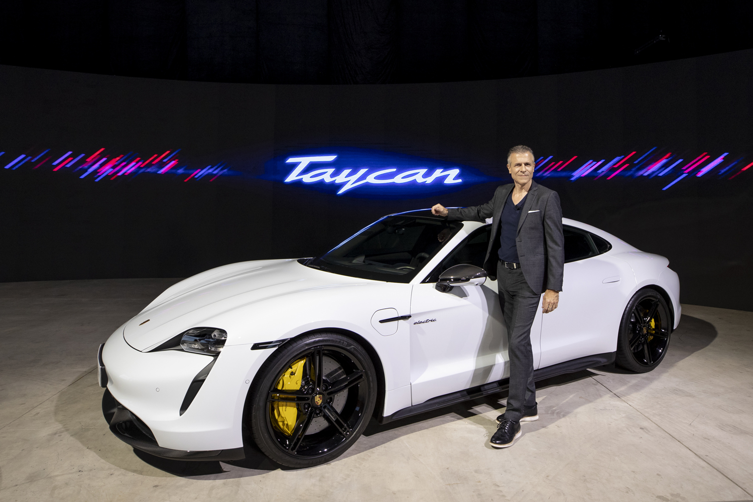 Giá xe Porsche Taycan tháng 11/2023 356996