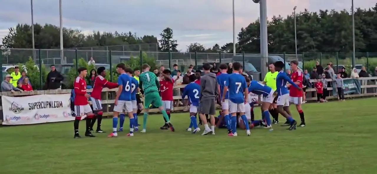 manchester-united-sunderland-u16s-erupt-1099053998