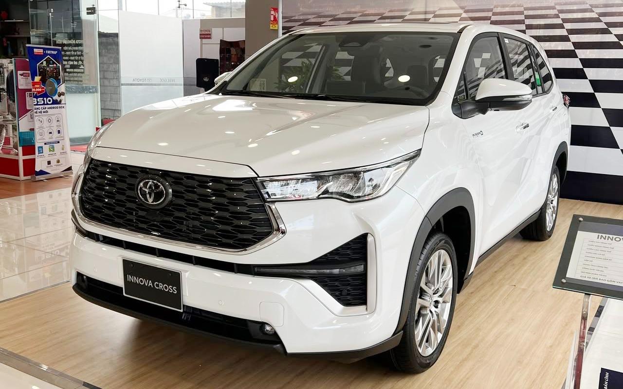 Toyota Innova Cross trở lại ngôi đầu bảng xe hybrid tại Việt Nam trong ...