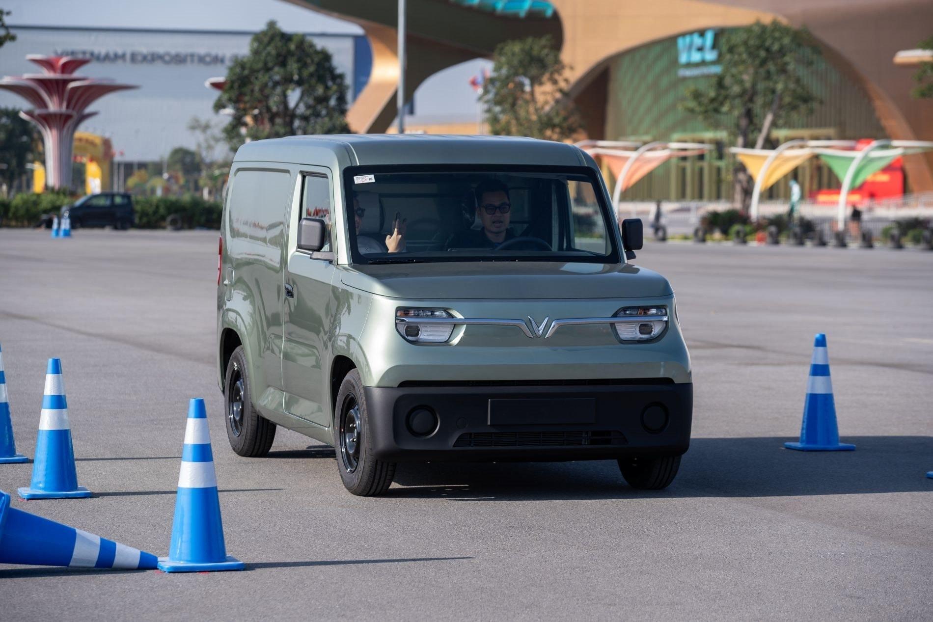 Gian hàng của hãng xe điện VinFast tại Vietnam Mobility Show 2025 có gì?