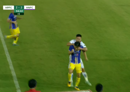 VIDEO: Cầu thủ lò HAGL bóp cổ tiền vệ CLB Hà Nội