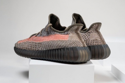 Trên chân Adidas YEEZY BOOST 350 V2 Ash Stone