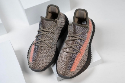 Trên chân Adidas YEEZY BOOST 350 V2 Ash Stone