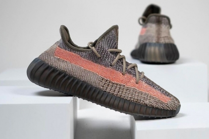 Trên chân Adidas YEEZY BOOST 350 V2 Ash Stone