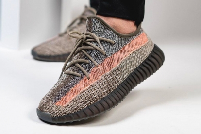 Trên chân Adidas YEEZY BOOST 350 V2 Ash Stone