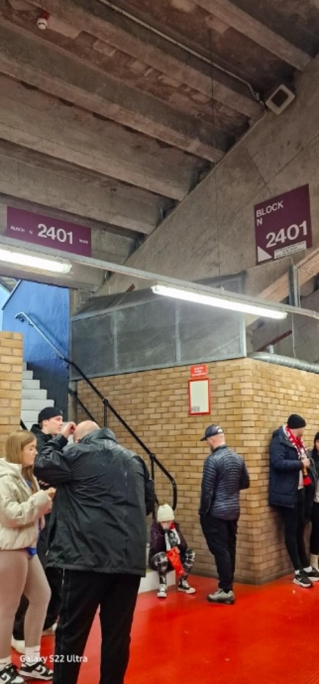 Điểm nóng Old Trafford, bê tông rơi vào đầu người hâm mộ 359683