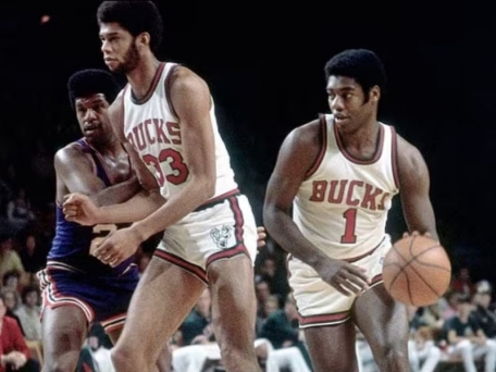 Huyền thoại NBA Kareem Abdul-Jabbar 'gọi tên' hậu vệ dẫn bóng xuất nhất mọi thời đại 327453