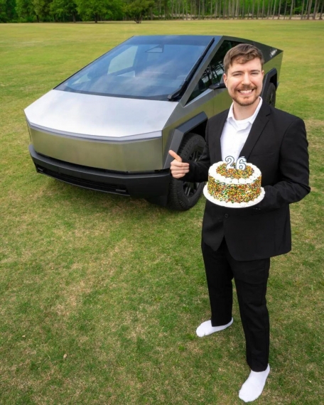 Mừng sinh nhật, YouTuber nổi tiếng thế giới tặng miễn phí ô tô điện Tesla  cho người xem