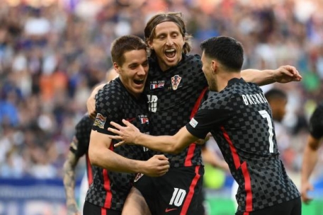 Modric đã không bỏ lỡ cơ hội ngon ăn để giúp ĐT Croatia vươn lên dẫn trước trên chấm 11m. Ảnh: internet