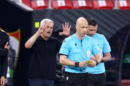 mourinho-pen-1685567165.jpg
