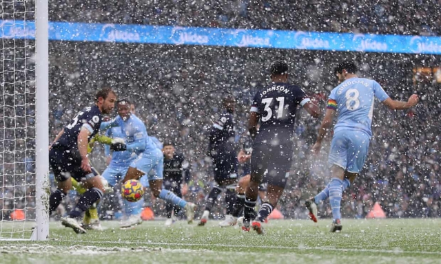 Gundogan ghi bàn mở tỷ số cho Man City. Ảnh: Getty