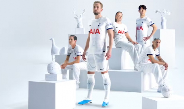 Tottenham ra mắt áo đấu, Kane rạng rỡ và sẽ ở lại? 289933