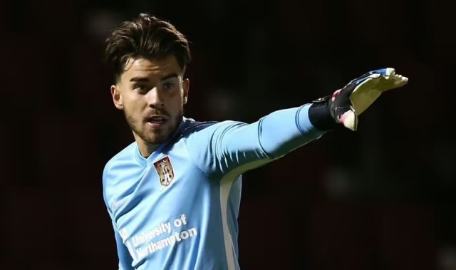 lewis-patching-goalkeeper-5274003-1710820203.jpg