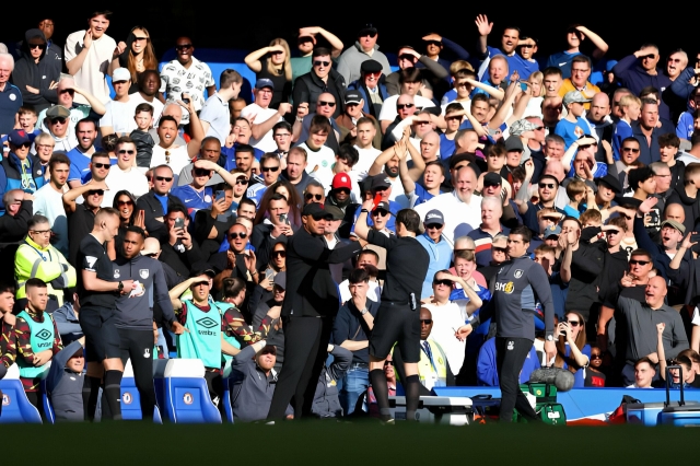Burnley nhận liên tiếp 2 thẻ đỏ trong trận đấu với Chelsea 433229