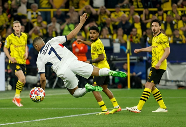 Kylian Mbappe bị xe buýt của PSG bỏ lại sau thất bại tại Cúp C1 455039