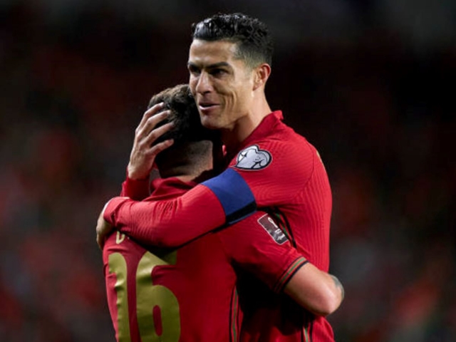 Ronaldo tức giận, phủ nhận việc gọi điện lôi kéo đàn em đến với Al-Nassr 303728