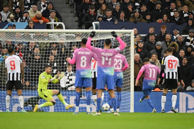 AC Milan tiễn Newcastle nối gót MU, ngẩng cao đầu xuống C2 372649