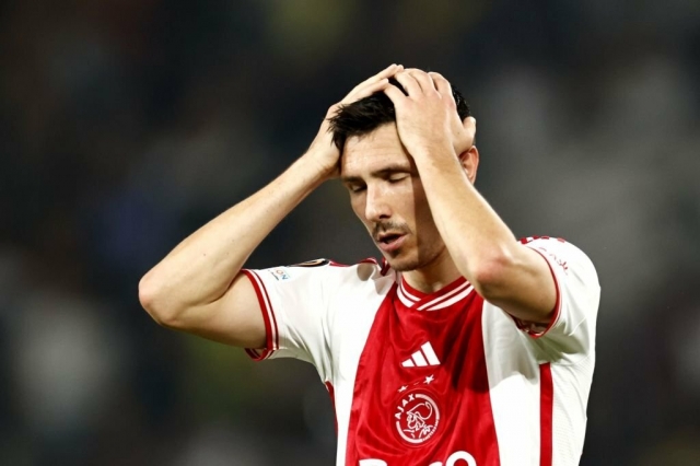 Đội bóng cũ của Erik Ten Hag tiếp tục đánh mất chính mình 337412