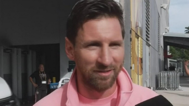 Lập siêu phẩm đá phạt, Messi lại gây bão với phát biểu về Ronaldo-652801