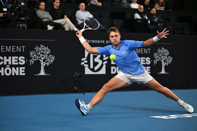 Truyền nhân của Djokovic đánh bại Medvedev tại giải quần vợt Marseille 593886