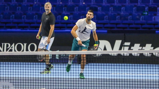 Tay vợt Novak Djokovic trong một buổi tập trước thềm giải quần vợt ATP Finals 2023
