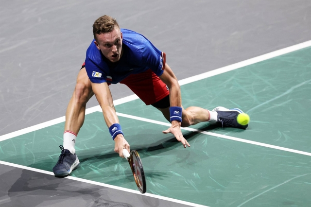 Jiri Lehecka (Cộng hòa Séc) trong trận đấu với Alex De Minaur (Úc) tại tứ kết giải quần vợt đồng đội nam Davis Cup Finals 2023