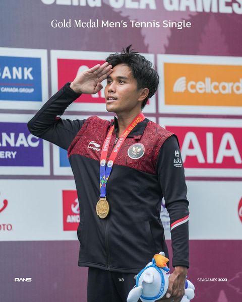 Muhammad Fitriadi trong lễ trao HCV môn quần vợt SEA Games 32 tại Campuchia năm 2023