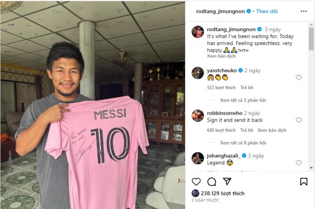 Võ sĩ Muay Thái nổi tiếng - Rodtang chia sẻ chiếc áo đấu anh nhận được từ siêu sao bóng đá Lionel Messi trên trang Instagram cá nhân