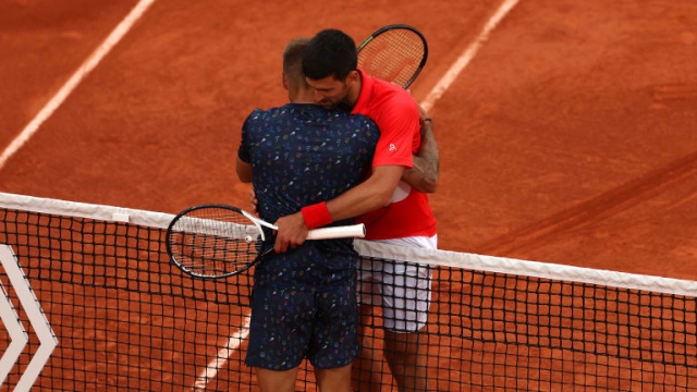 Novak Djokovic (áo đỏ) và Alex Molcan trong trận đấu tại vòng 2 giải quần vợt Roland Garros 2022